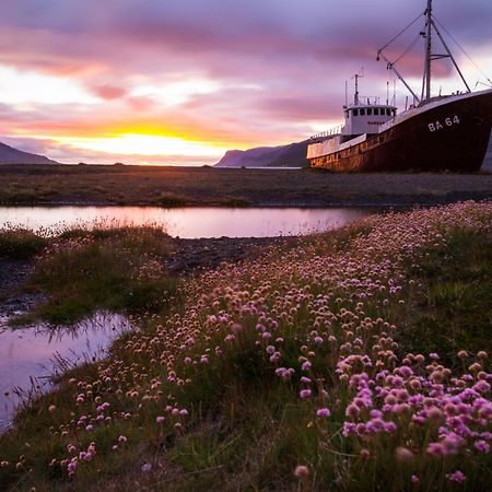 Kirkjubraut - Church Street Villa Talknafjordur ภายนอก รูปภาพ
